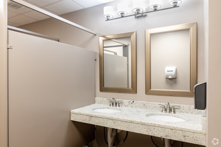 More Photos Of 240-292 Town Center Ln, Glendale Heights Unknown For Lease