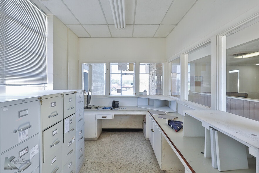 More Photos Of 2424 Oak St, Abilene Warehouse For Sale