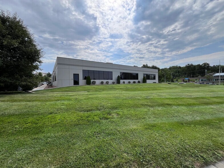 More Photos Of 310 NW Englewood Rd, Gladstone Office For Sale