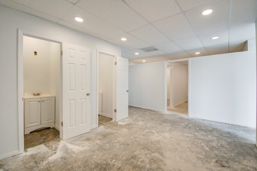 More Photos Of 7002 Bissell Rd, Manvel Manufacturing For Sale