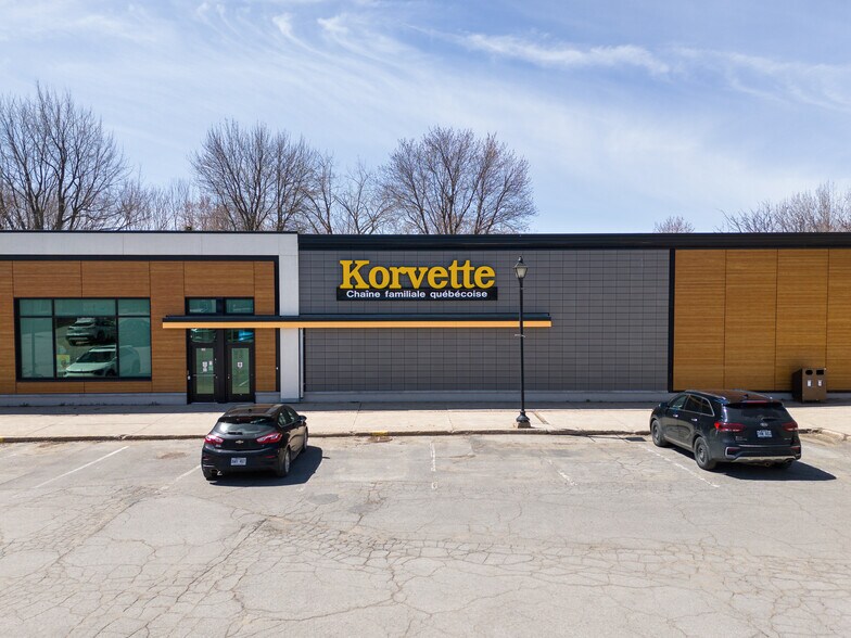 More Photos Of 200 Pl Du 21-Mars, Nicolet Department Store For Sale