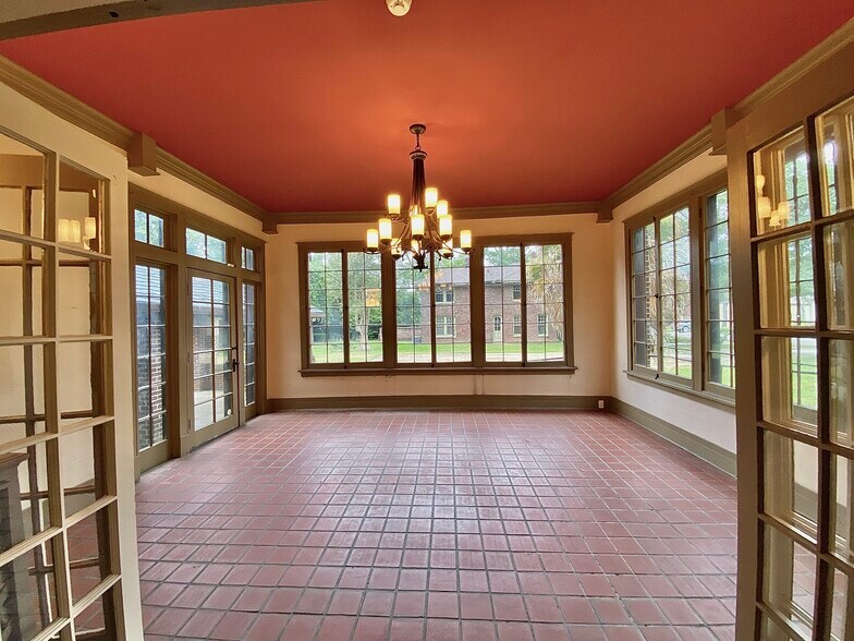 More Photos Of 219 N Broadway St, Tupelo General Retail For Lease