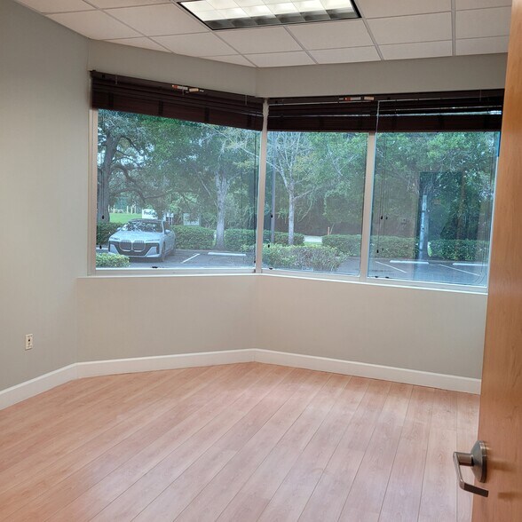 More Photos Of 7751 Kingspointe Pky, Orlando Light Distribution For Lease