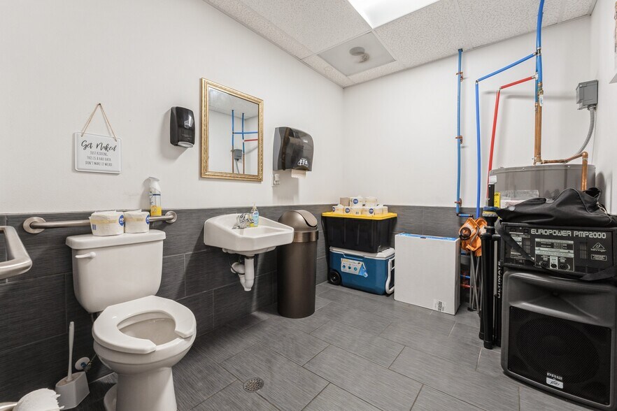 More Photos Of 5500 Merle Hay Rd, Johnston Storefront For Sale