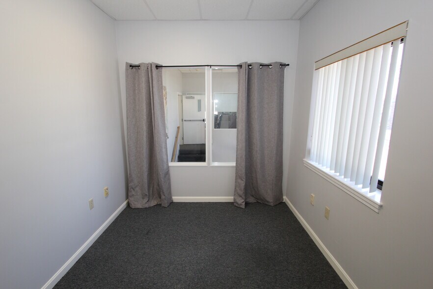 More Photos Of 87 Main St, North Reading Light Manufacturing For Sale