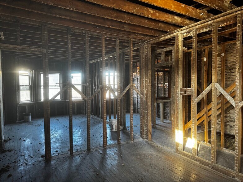 More Photos Of 109 S Main St, Nazareth Storefront Retail Residential For Sale