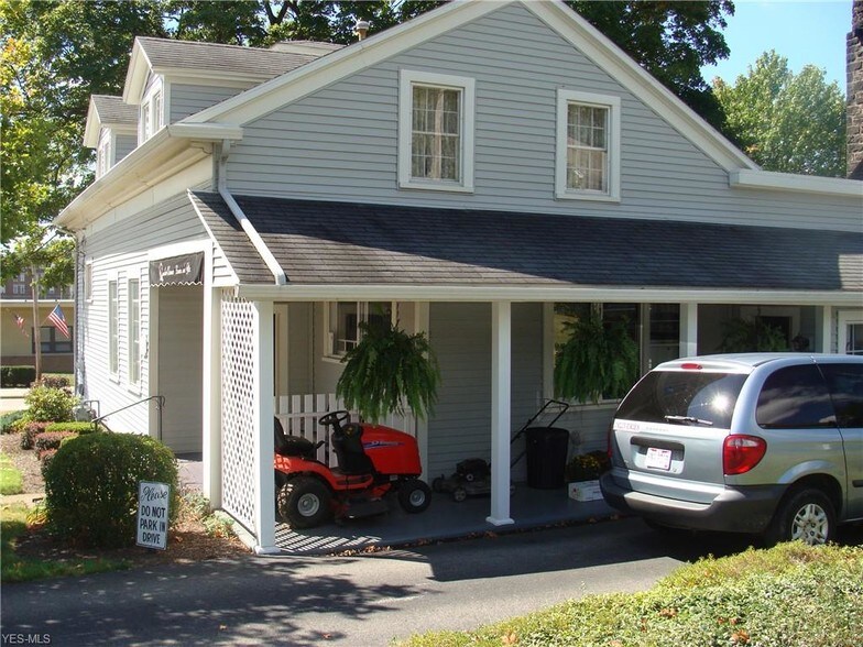 More Photos Of 890 E State St, Salem Flex For Sale
