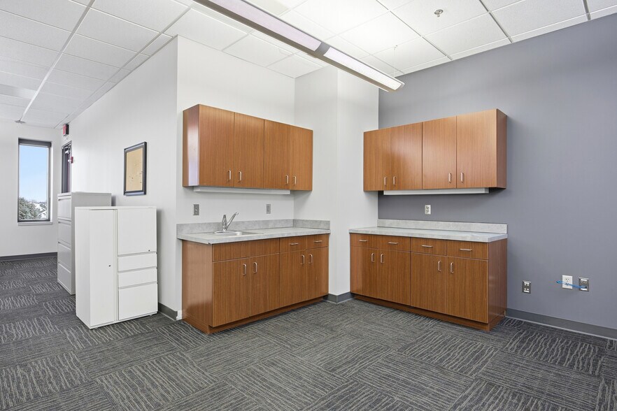 More Photos Of 644 E Beaton Dr, West Fargo Office For Lease