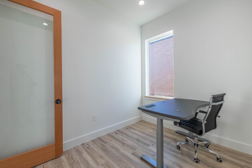 More Photos Of 8343 Upland Ave, Lubbock Office For Sale