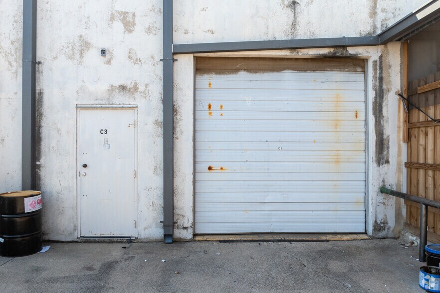 More Photos Of 1400 Summit Ave, Plano Showroom For Lease