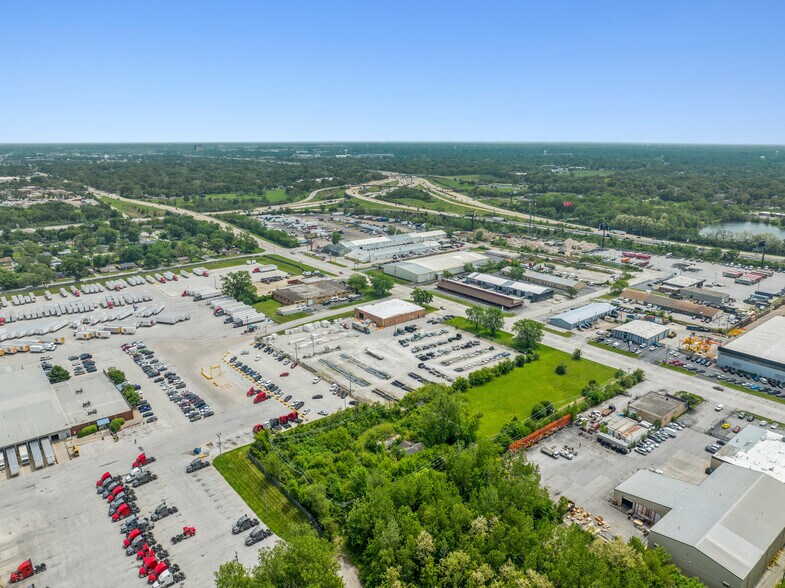 More Photos Of 2950 W 167th St, Markham Warehouse For Lease