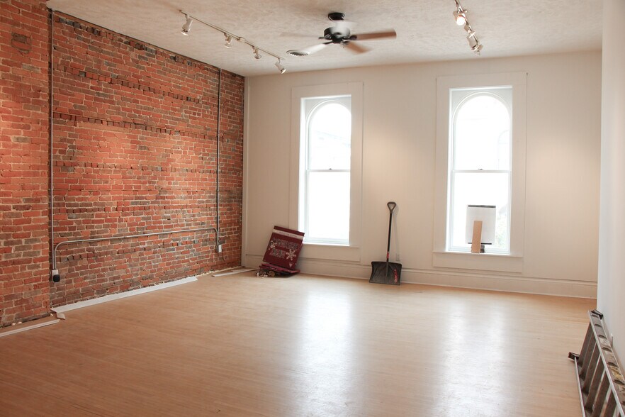 More Photos Of 221-223 E State St, Rockford Storefront Retail Residential For Lease