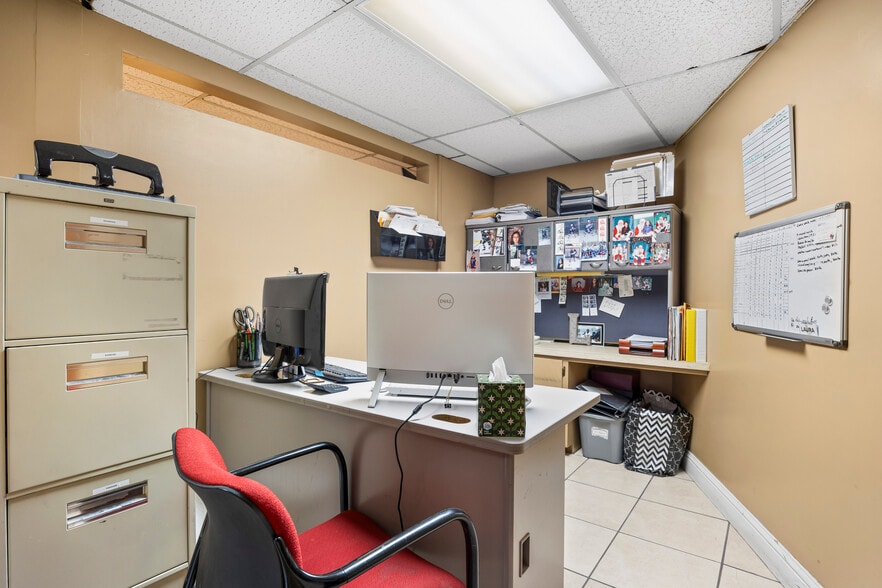 More Photos Of 518 W Columbia Dr, Kennewick Storefront Retail Office For Lease