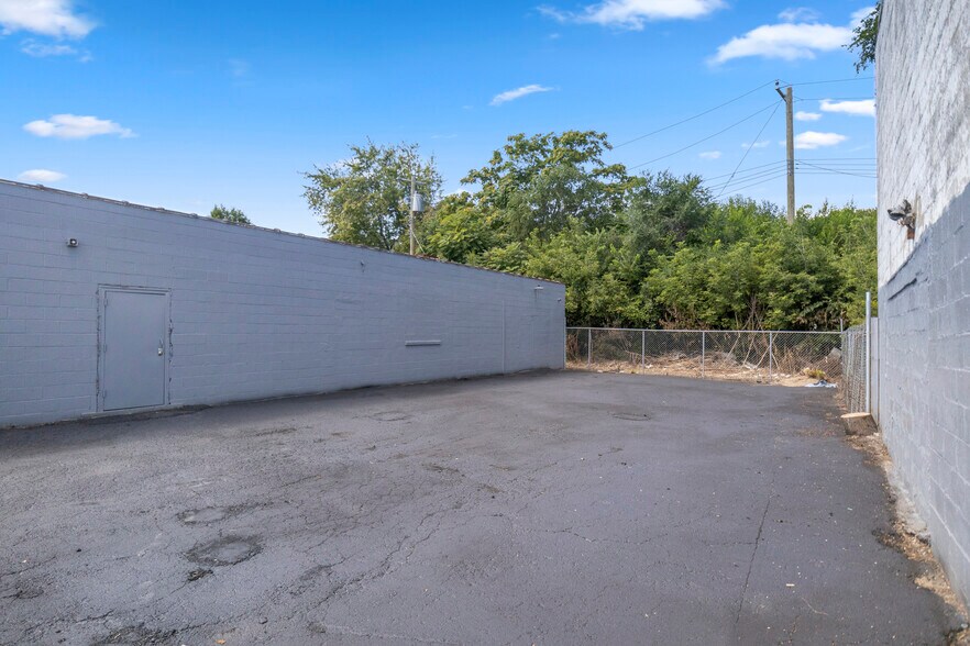 More Photos Of 8411 Southfield Fwy, Detroit Auto Dealership For Sale