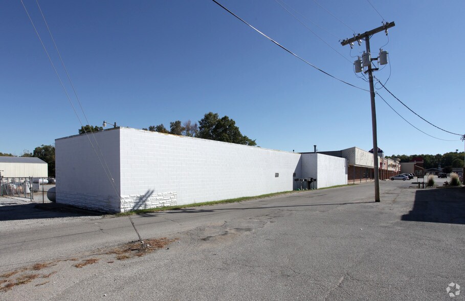 More Photos Of 305-423 N Halleck St, Demotte General Retail For Lease