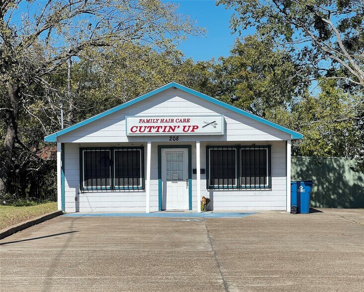 Primary Photo Of 208 W 1st Ave, Corsicana General Retail For Sale