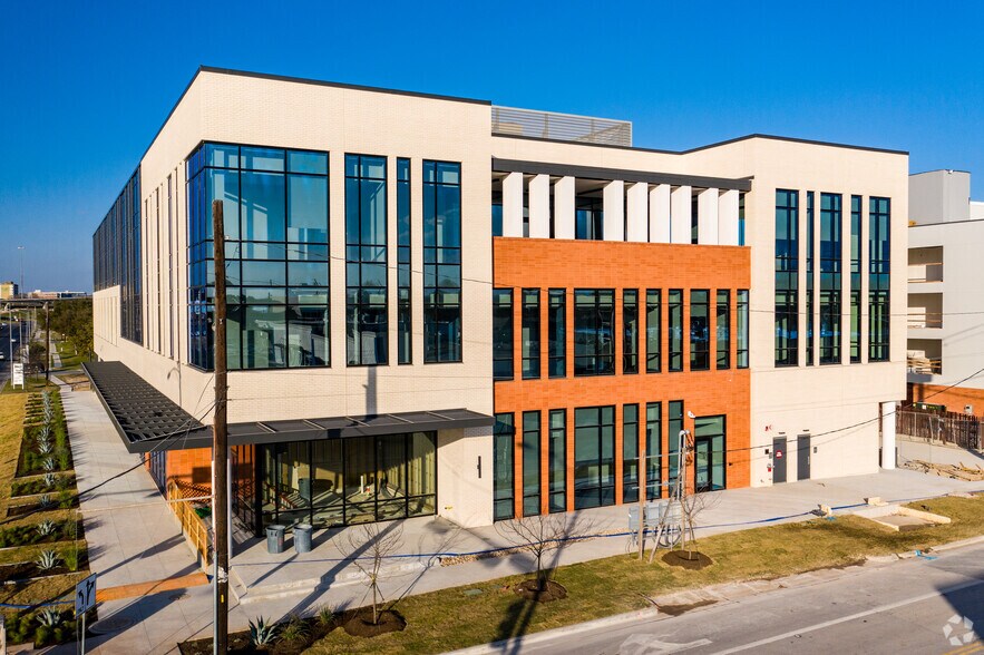 More Photos Of 5325 Airport Blvd, Austin Office For Lease