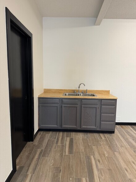 More Photos Of 1001 E Will Rogers Blvd, Claremore Auto Repair For Lease