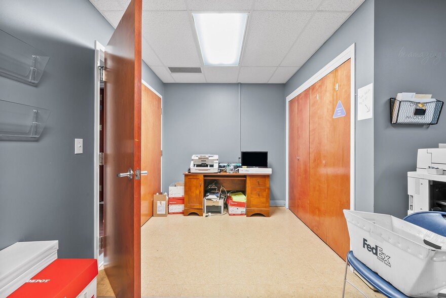 More Photos Of 112 Center Ct, Clarksville Office Residential For Sale