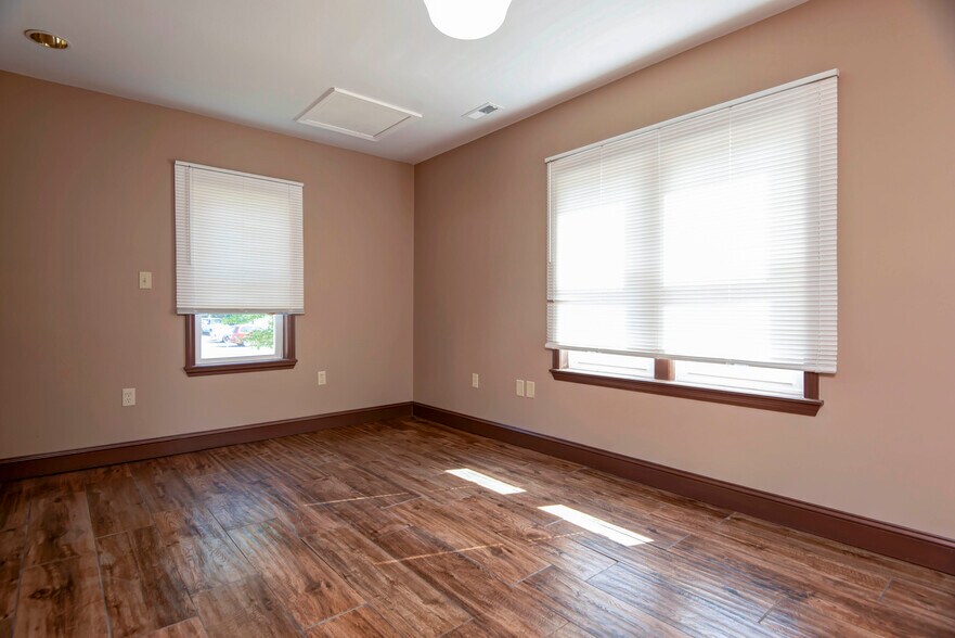 More Photos Of 1484 E Saint Louis St, Springfield Office For Sale