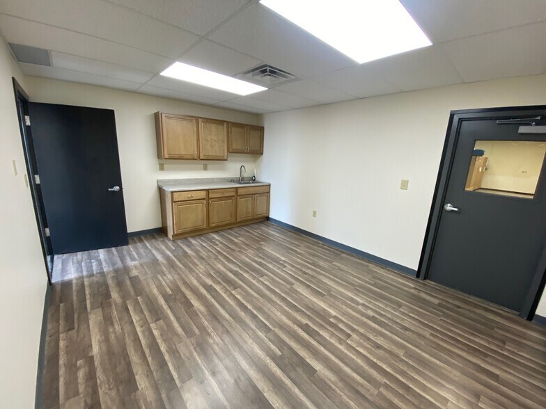 More Photos Of 1044 Parkview Rd, Green Bay Manufacturing For Lease