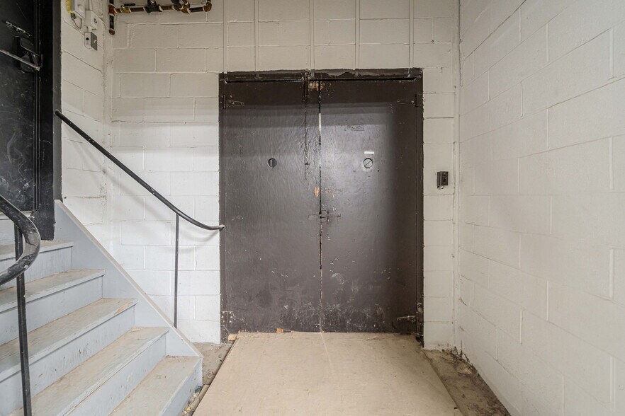 More Photos Of 8515 Av 9e, Montréal Light Manufacturing For Lease