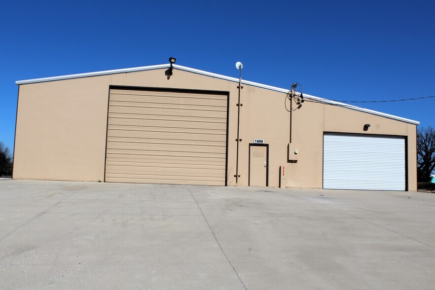 More Photos Of 1808 Barnett Dr, Weatherford Warehouse For Lease