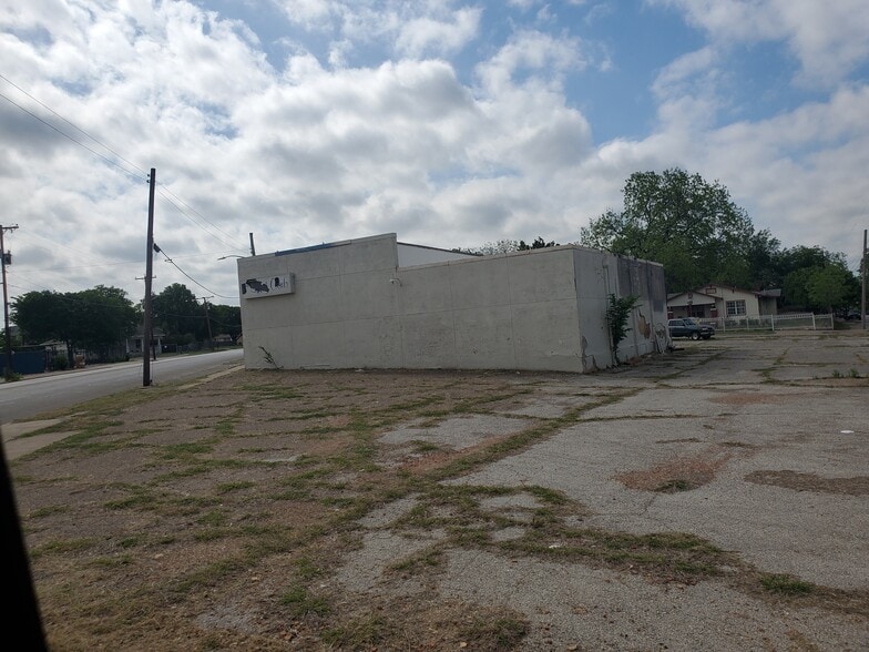 More Photos Of 804 Nashville Ave, Fort Worth Freestanding For Sale