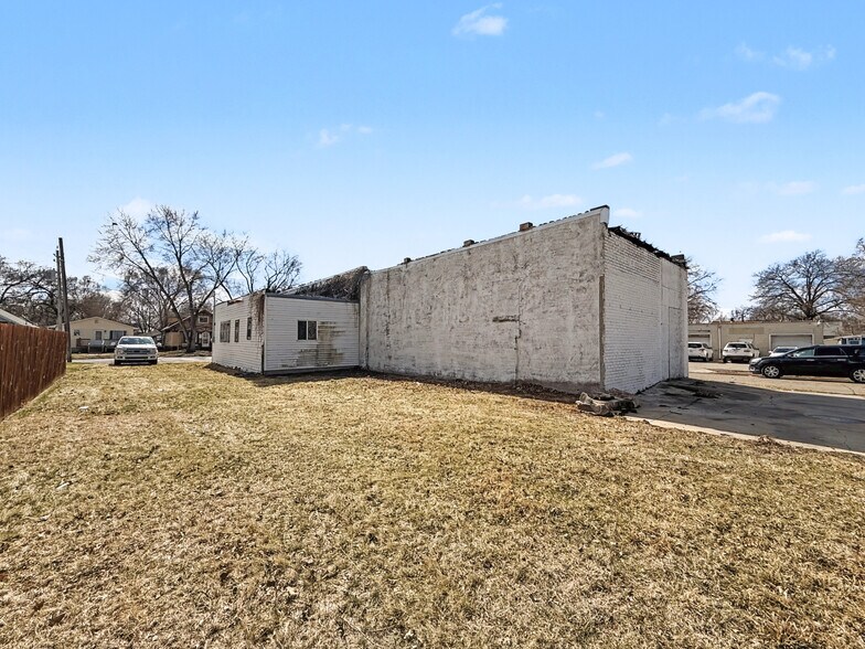 More Photos Of 2400 E Grand Ave, Des Moines Freestanding For Sale