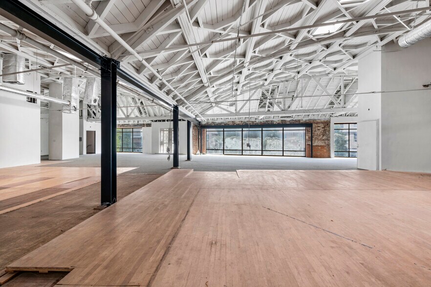 More Photos Of 735 S La Brea Ave, Los Angeles Freestanding For Lease