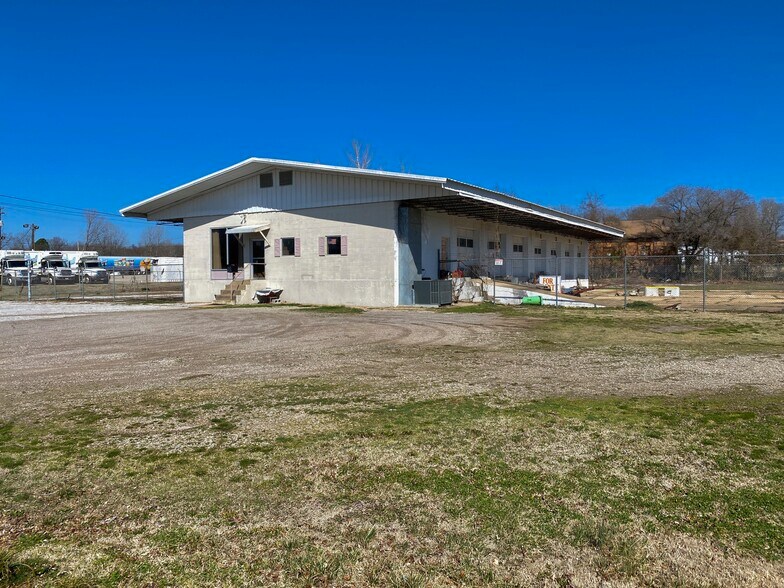 More Photos Of 209 E Wade Ave, Mountain Home Distribution For Sale