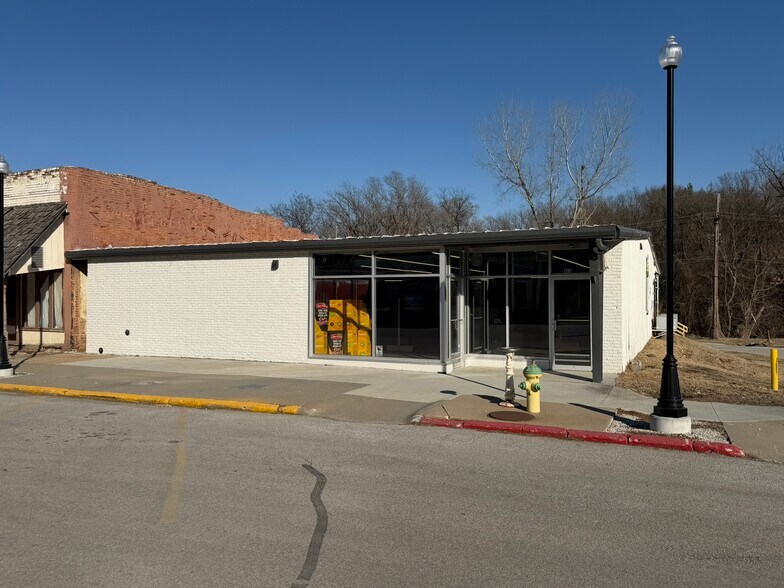 More Photos Of 623 5th St, Peru General Retail For Sale