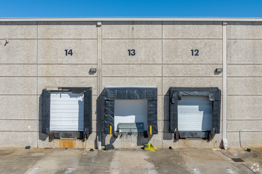More Photos Of 1111-1113 Gillingham Ln, Sugar Land Distribution For Lease
