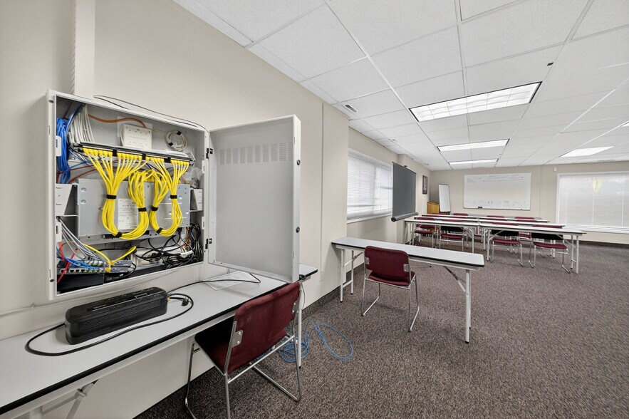 More Photos Of 6730 Townline Rd, Mattydale Light Manufacturing For Sale