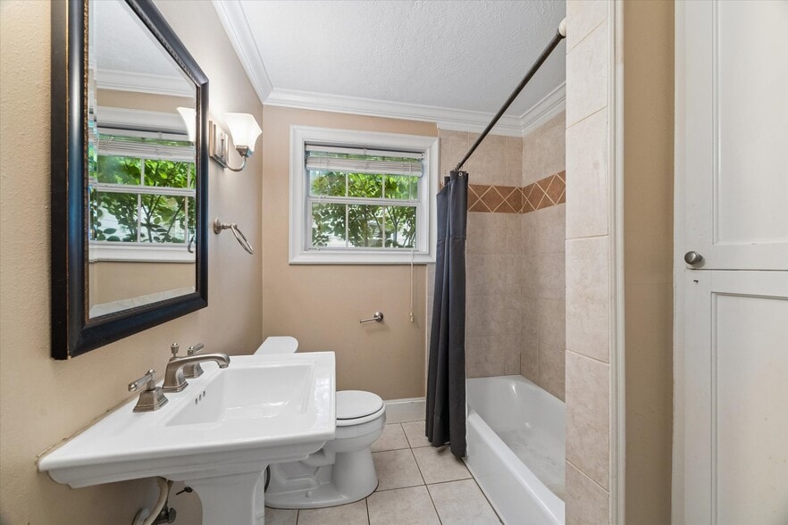More Photos Of 1330 Des Jardines St, Houston Office Residential For Sale