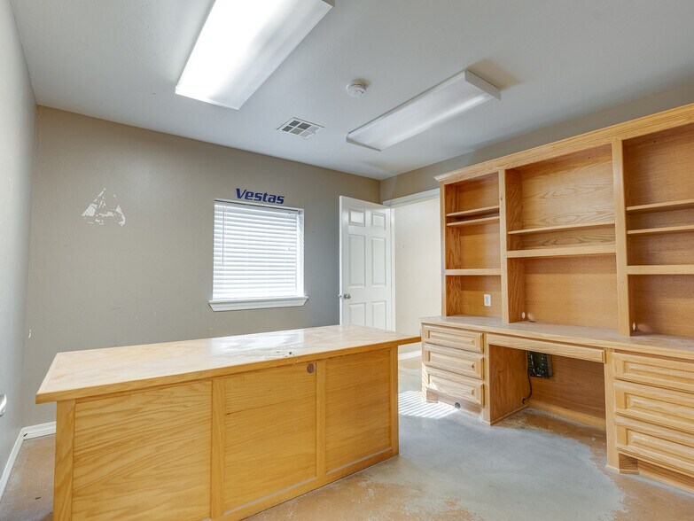 More Photos Of 122 N Hickory, Roff Flex For Sale