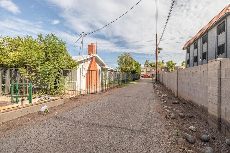 More Photos Of 2423 W Campbell Ave, Phoenix Warehouse For Lease