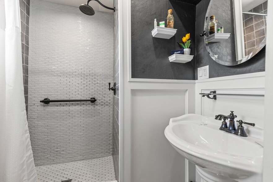 More Photos Of 2801 7th Ave N, Saint Petersburg Hospitality For Sale