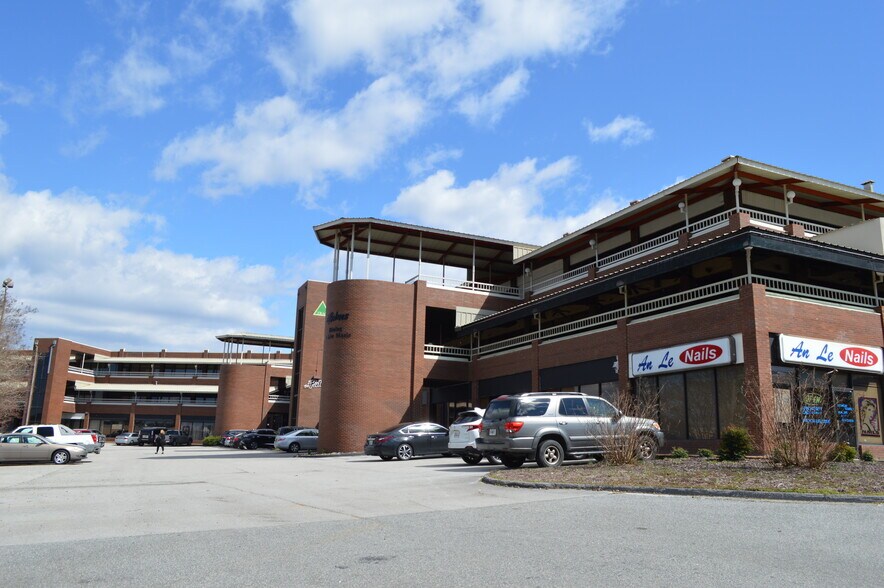 More Photos Of 7010 Lee Hwy, Chattanooga Storefront Retail Office For Sale