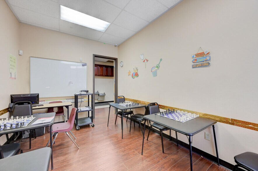 More Photos Of 6284 Spring Mountain Rd, Las Vegas Office For Sale