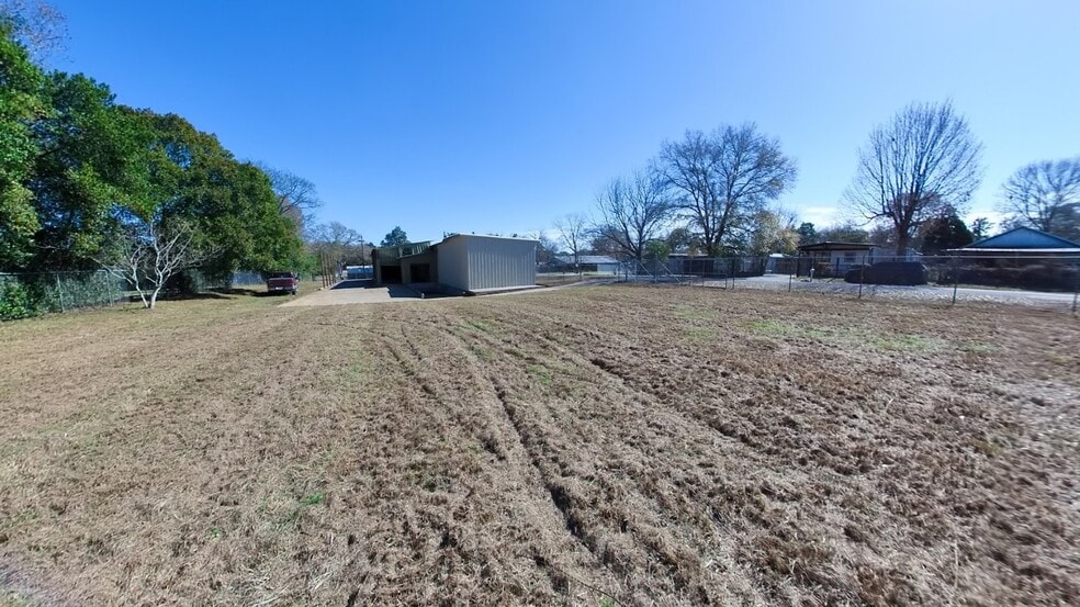 More Photos Of 401 Industrial Park Ln, Willis Warehouse For Sale