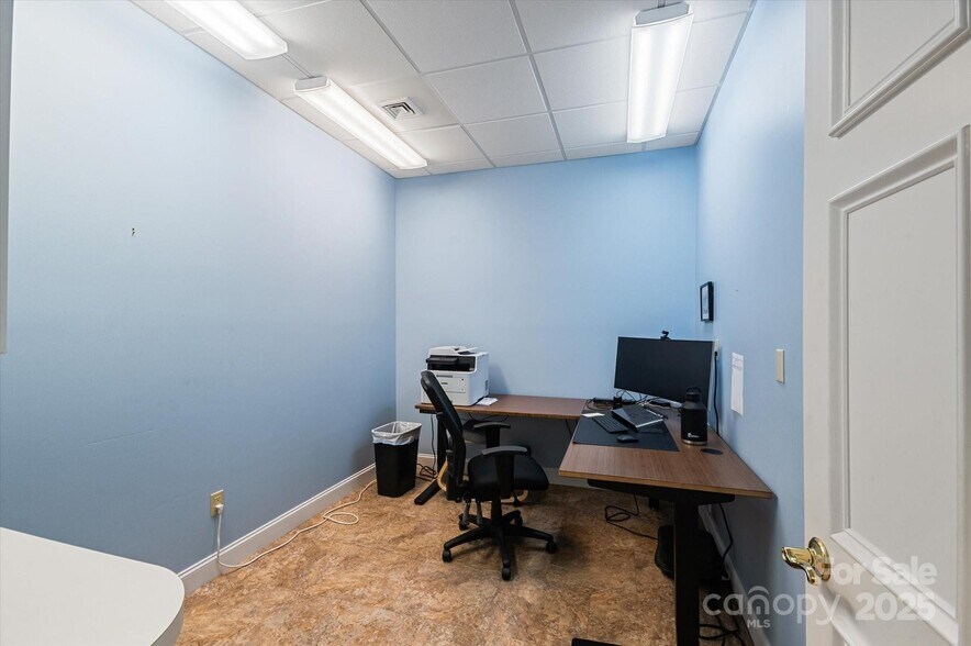 More Photos Of 5 Park Pl W, Brevard Medical For Sale