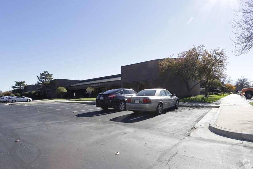 More Photos Of 15303-15335 W 95th St, Lenexa Light Distribution For Lease