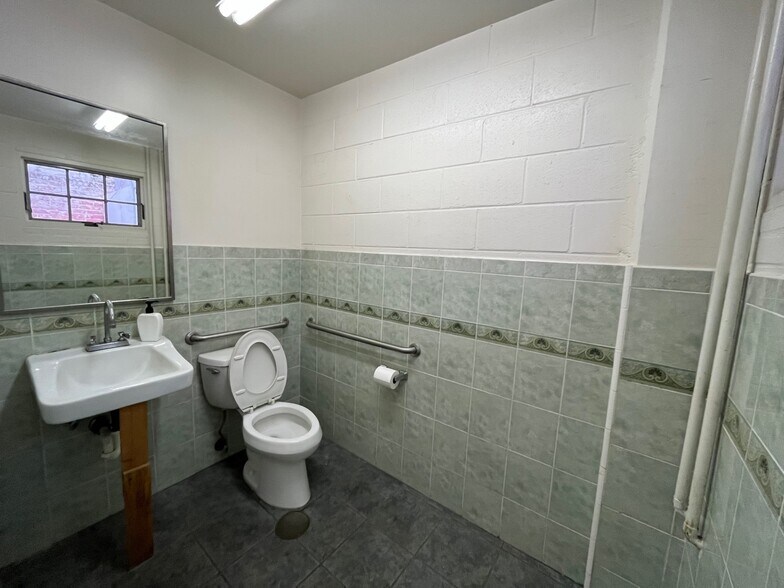 More Photos Of 1033 Maunakea St, Honolulu Storefront Retail Office For Lease