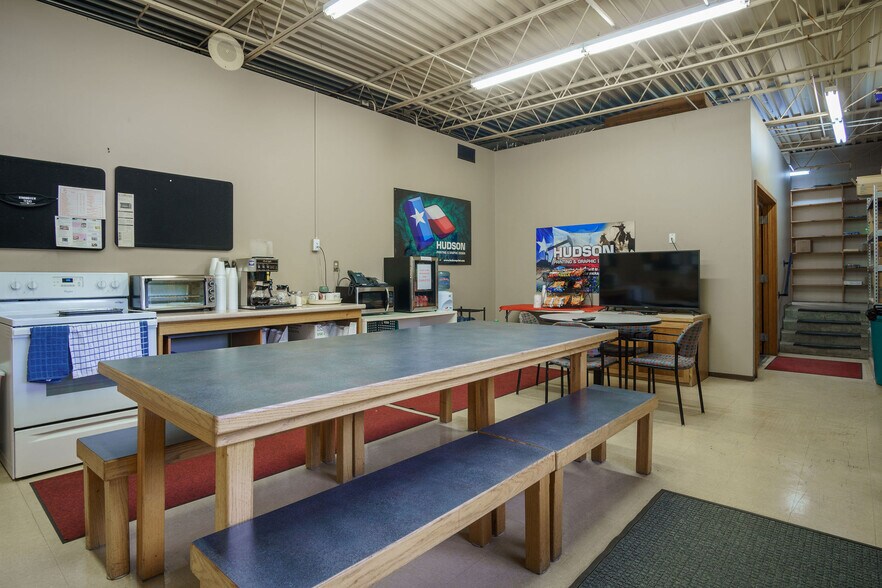 More Photos Of 611 S Mobberly Ave, Longview Flex For Sale