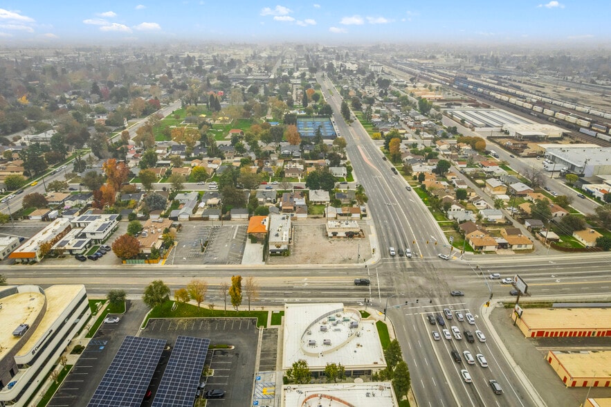 More Photos Of 1656 Oak St, Bakersfield General Retail For Lease