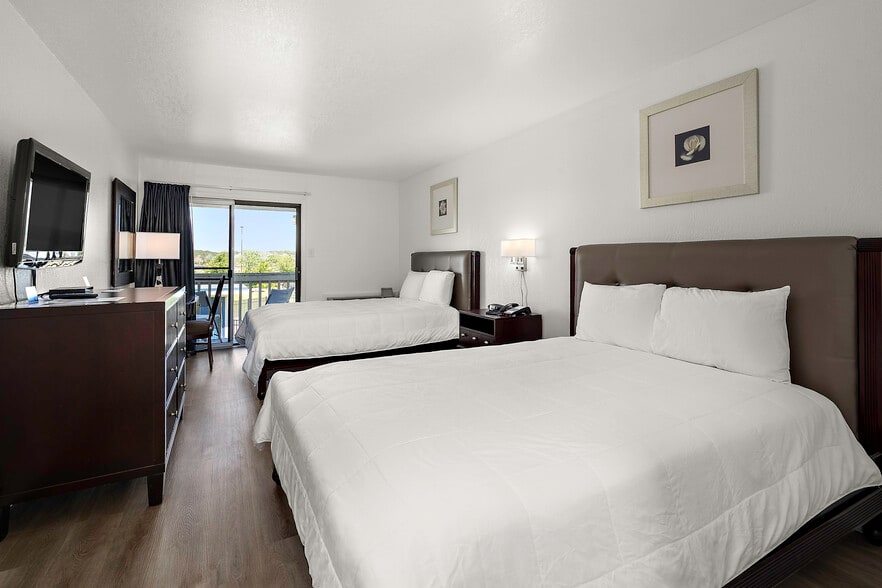 More Photos Of 700 Norris Harbor Dr, Crisfield Hotel For Sale