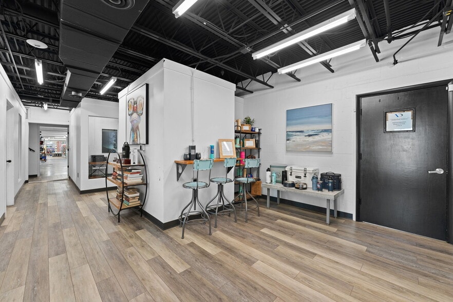 More Photos Of 7490 N 30th Ave, Saint Petersburg Showroom For Sale