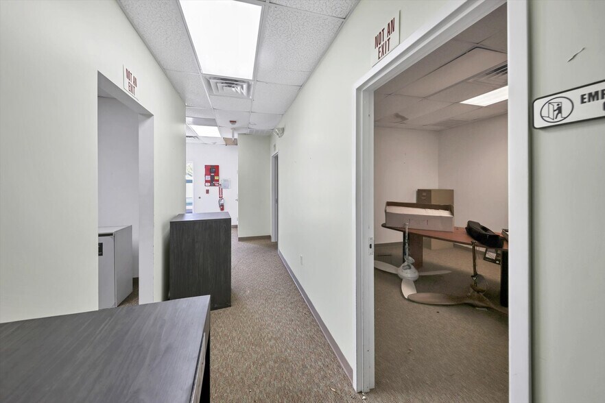 More Photos Of 2451 17th St, Sarasota Showroom For Sale