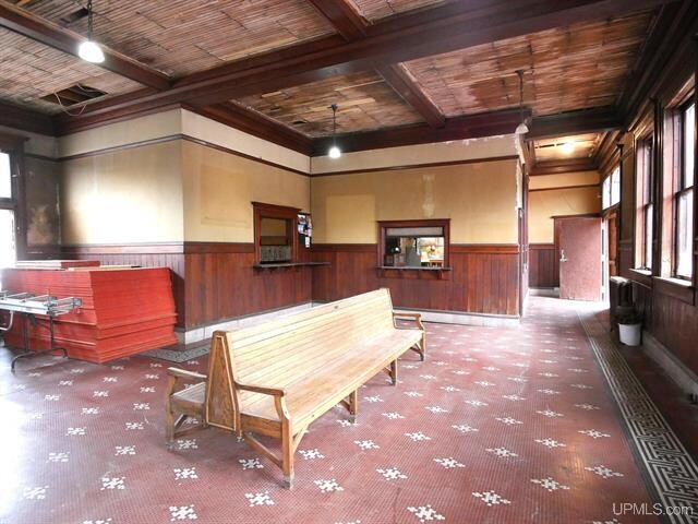 More Photos Of 808 Oak St, Calumet Office For Sale